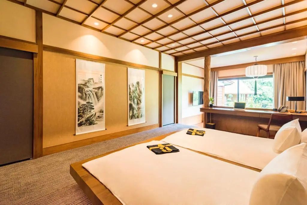 Geräumiges Schlafzimmer im japanischen Stil mit Tatami-Matten und traditionellen Kunstwerken