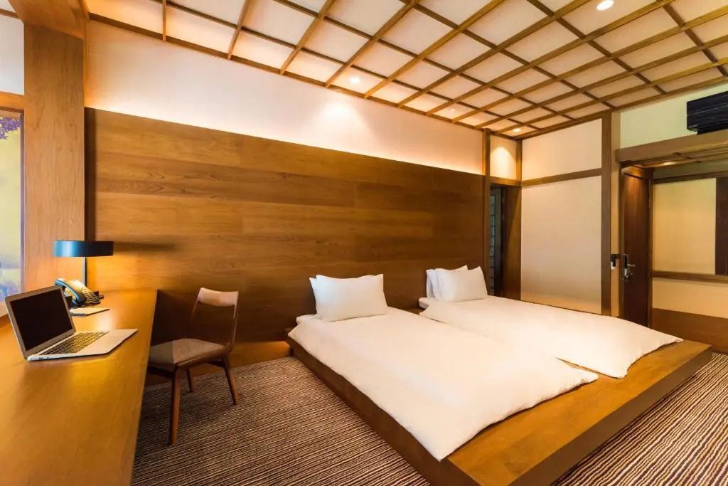 Gemütliches Schlafzimmer mit sanften Holztönen und tatami-ähnlichem Bodenbelag