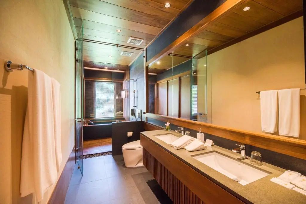 Luxuriöses Badezimmer mit Doppelwaschbecken und moderner Ausstattung