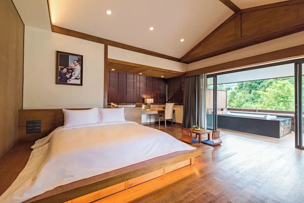 Geräumiges Schlafzimmer mit Holzdekor im Hotel Onsen At Moncham Royal Zimmer
