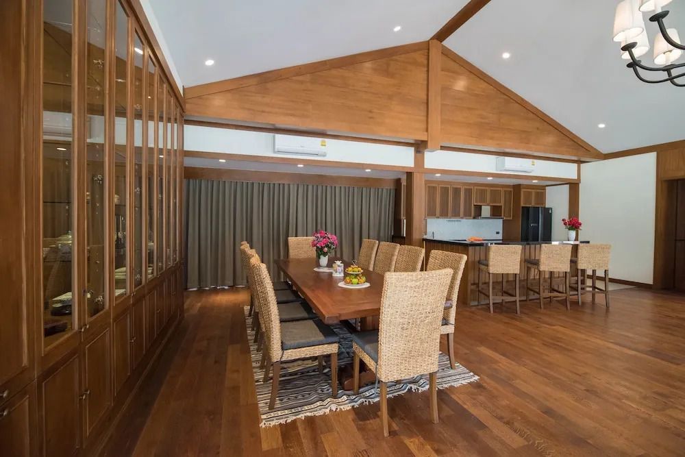 Elegantes Esszimmer mit großem Holztisch im Hotel Onsen At Moncham