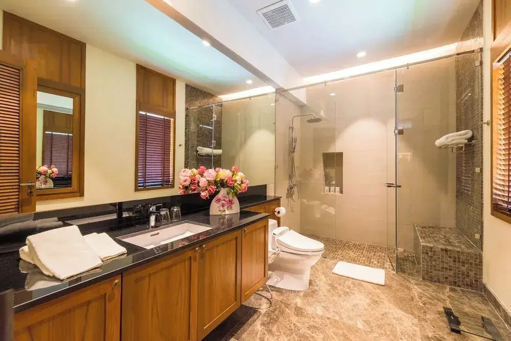 Modernes Badezimmer mit großer Dusche und Blumen im Royal Zimmer