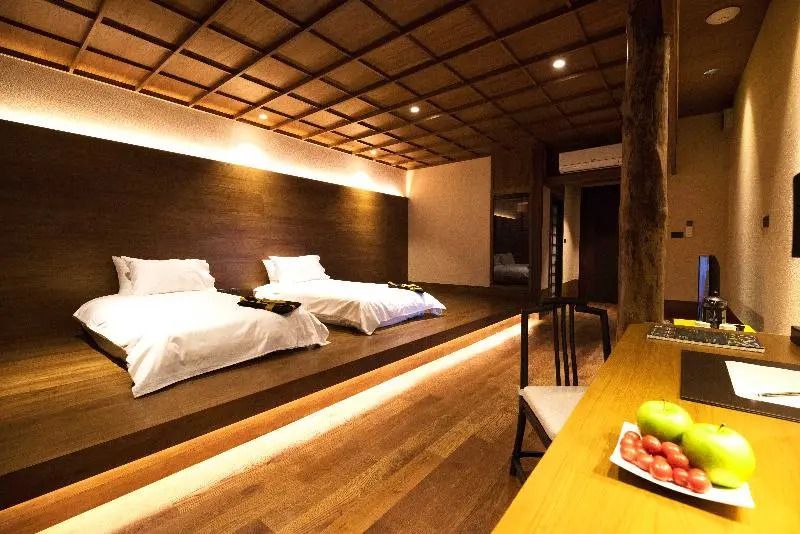Elegantes Einzelzimmer mit Holzböden und traditioneller japanischer Decke