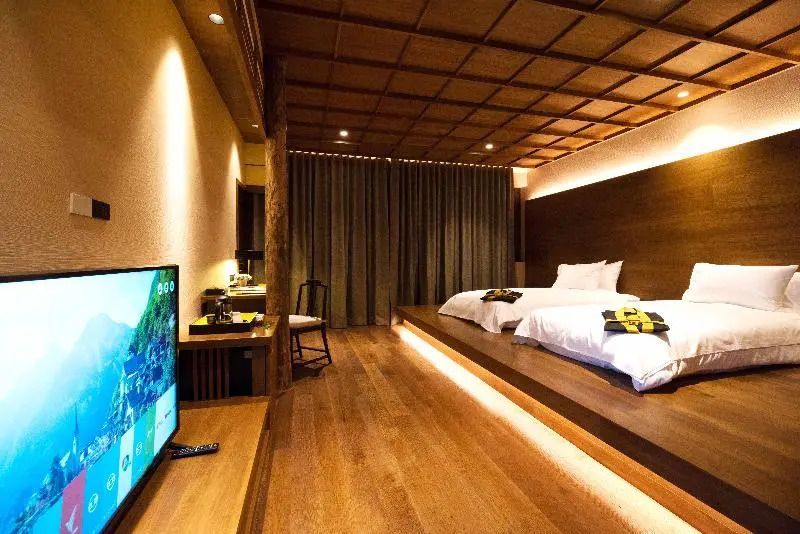 Gemütliches Einzelzimmer mit modernem Holzdesign und TV