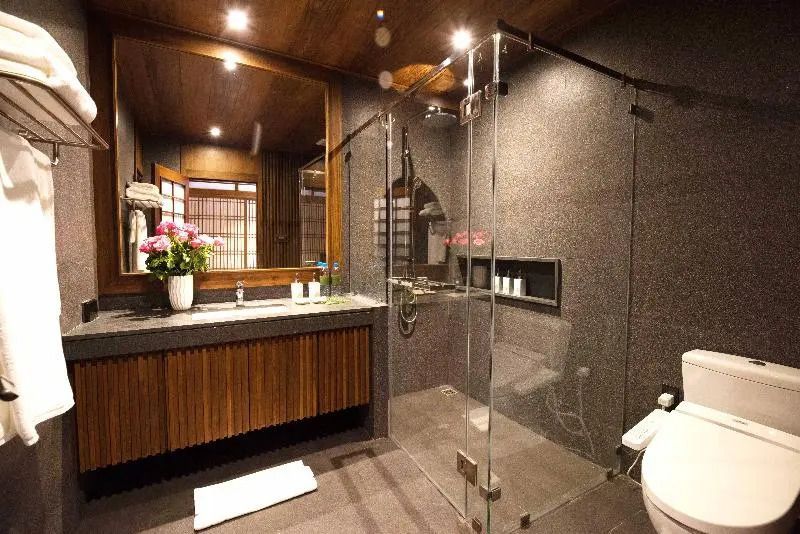 Luxuriöses Badezimmer mit Glasdusche und eleganter Einrichtung