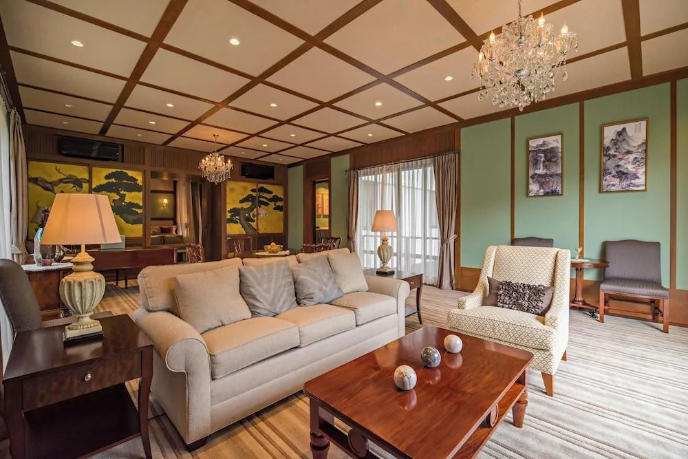Luxuriöses Wohnzimmer der Suite mit Sofa und gemütlichem Ambiente.