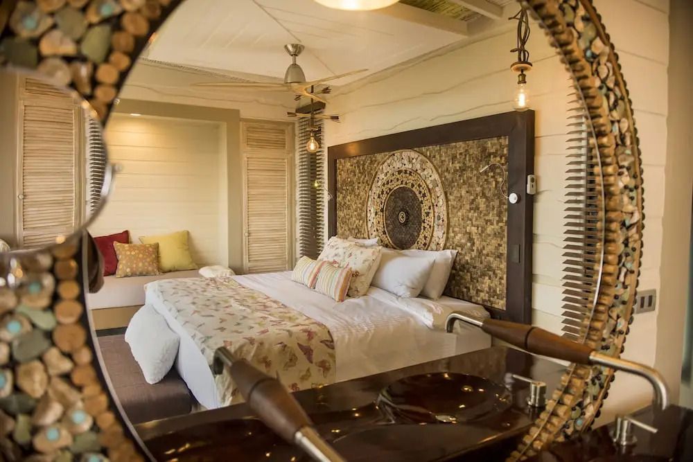 Luxuszimmer mit kunstvollem Kopfteil und dekorativen Kissen
