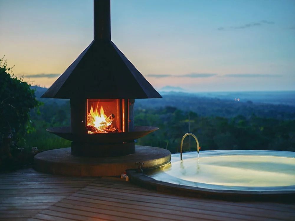 Whirlpool und Kamin mit Blick auf das Tal bei Sonnenuntergang