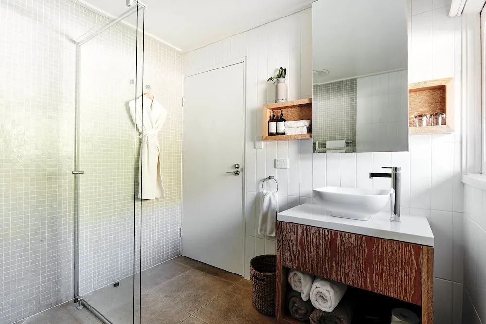 Modernes Badezimmer mit Dusche und Waschtisch