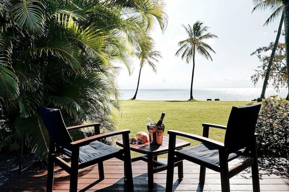 Terrasse mit Meerblick und Sitzgelegenheiten