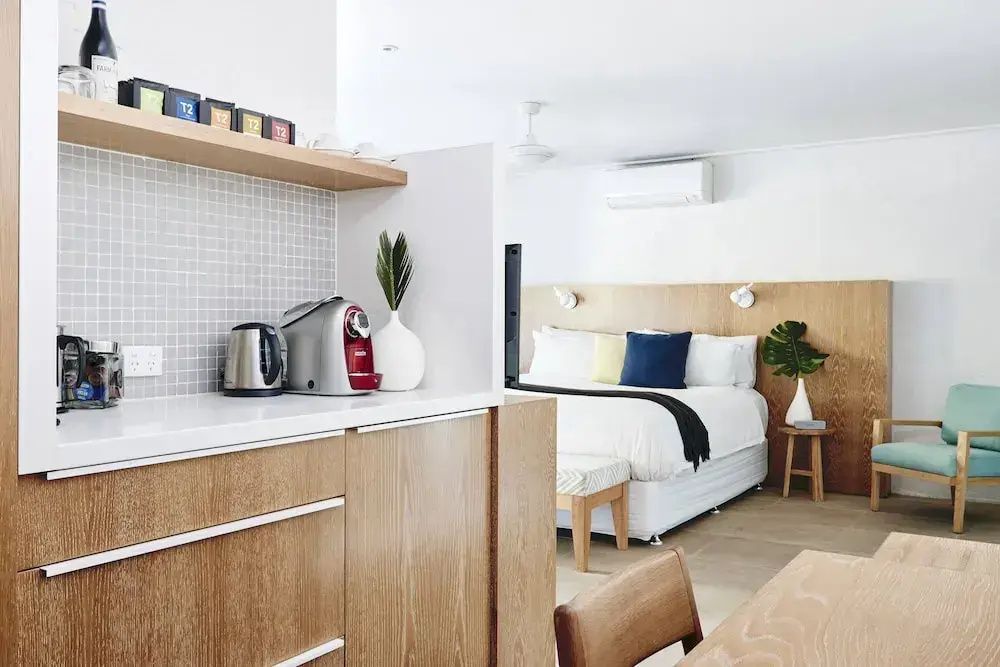 Geräumiges Zimmer mit Küchenzeile und Bett