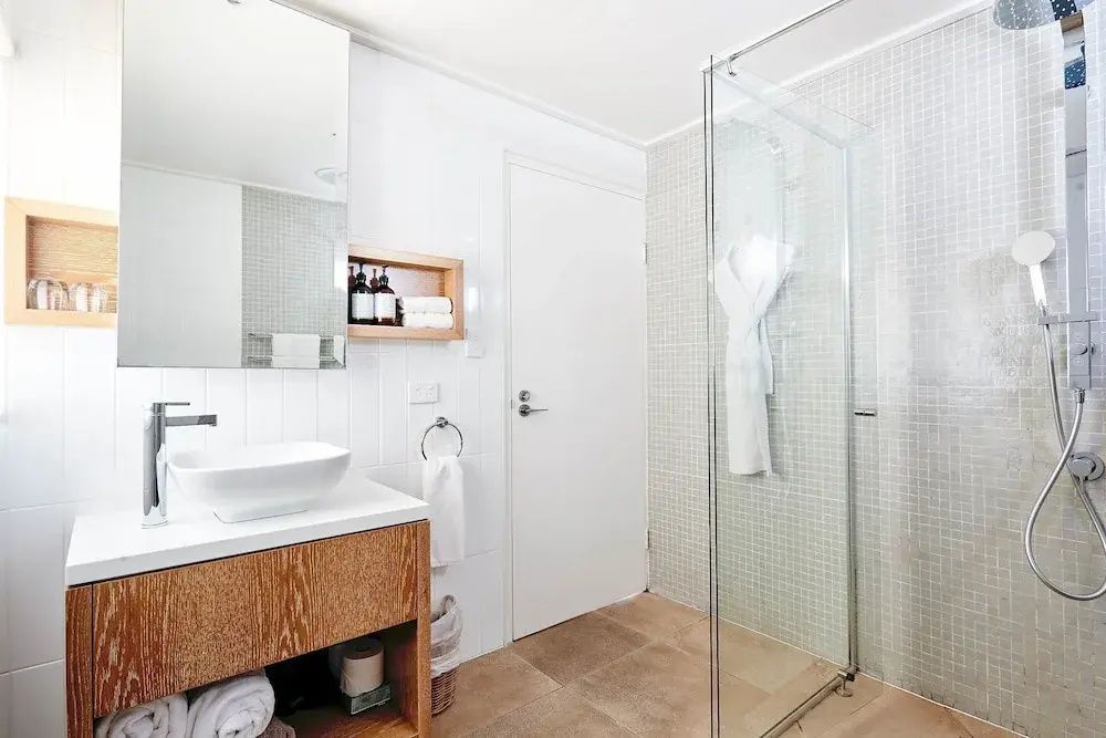 Luxuriöses Badezimmer einer Suite mit moderner Dusche und eleganter Einrichtung