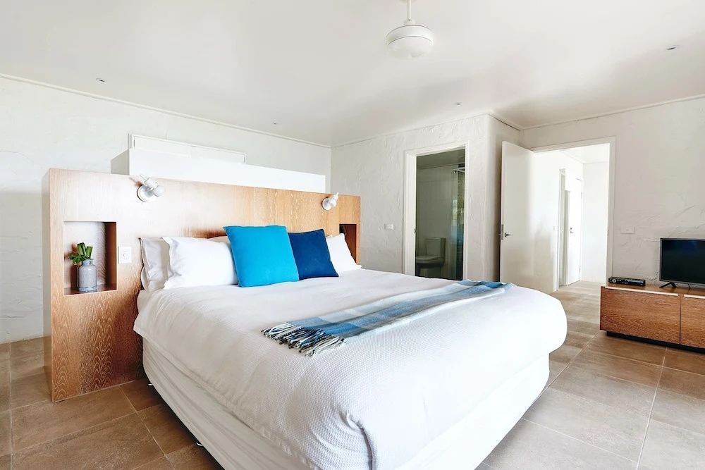 Geräumiges Schlafzimmer mit Kingsize-Bett und moderner Einrichtung