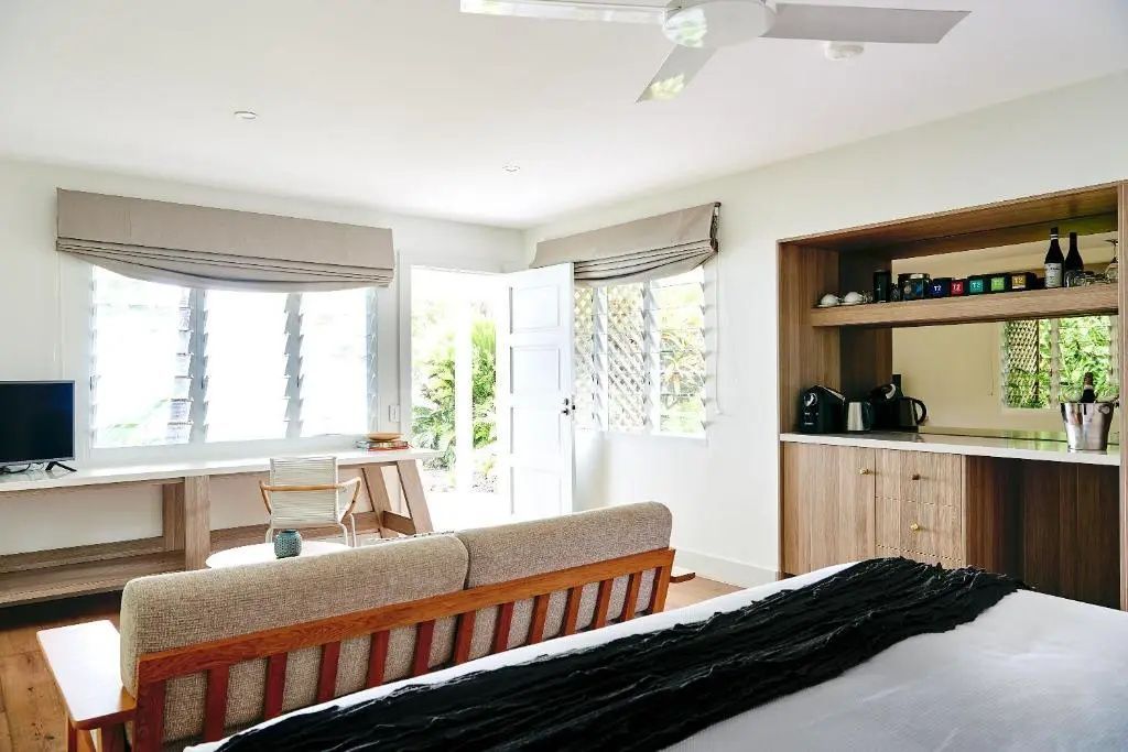 Zimmer mit Blick auf Schreibtisch und moderne Küchenzeile