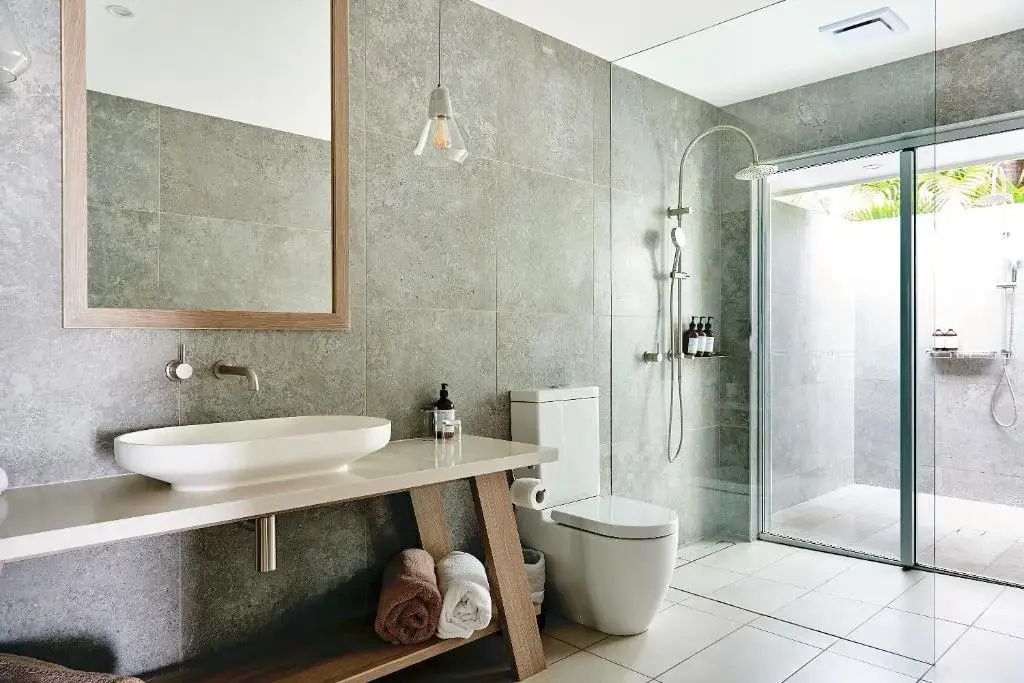 Modernes Badezimmer mit großer Dusche und Waschbecken