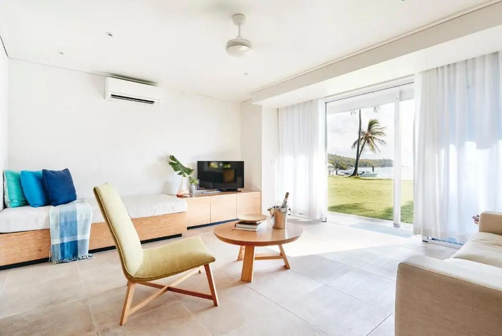 Helle Suite mit Blick auf den Strand durch große Fenster und moderner Ausstattung