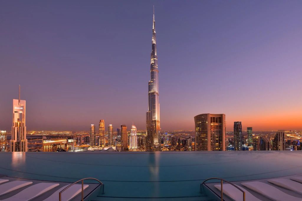 Infinity-Pool mit Blick auf Burj Khalifa bei Sonnenuntergang