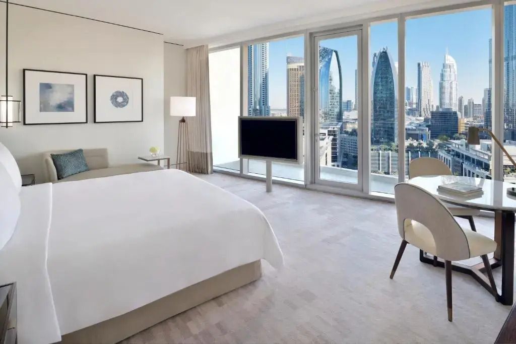 Helles Club Doppel Zimmer mit Panoramafenster und Blick auf Downtown Dubai