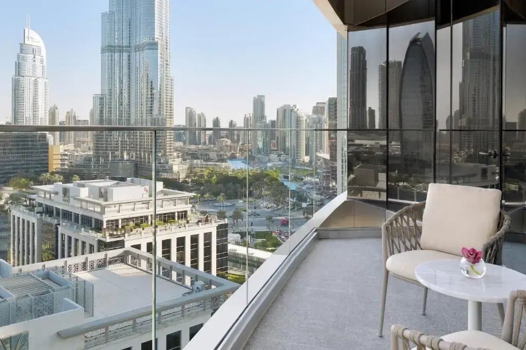 Balkon mit Sitzbereich und Ausblick auf die Skyline von Dubai