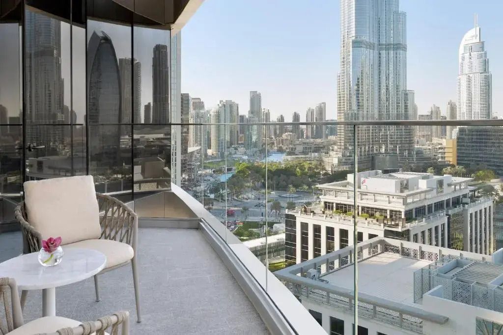 Balkon mit Glasgeländer und beeindruckendem Stadtblick von Dubai