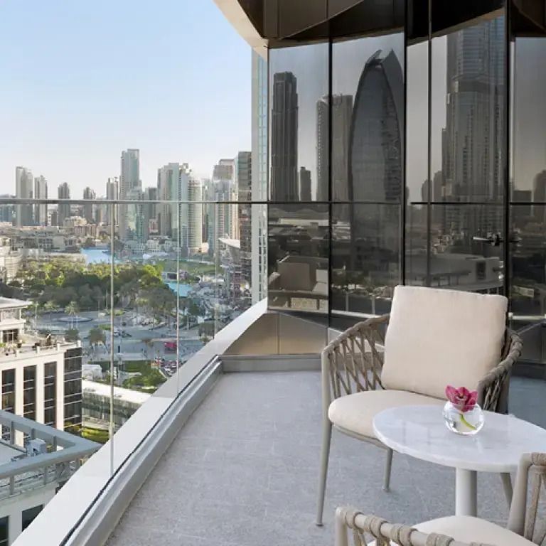 Balkon mit Sitzgelegenheit und Blick auf die Skyline von Dubai.