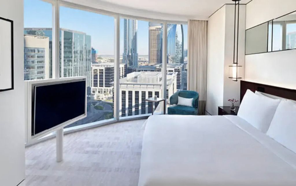 Helle Suite mit Panoramablick auf die Skyline von Dubai und modernem Interieur
