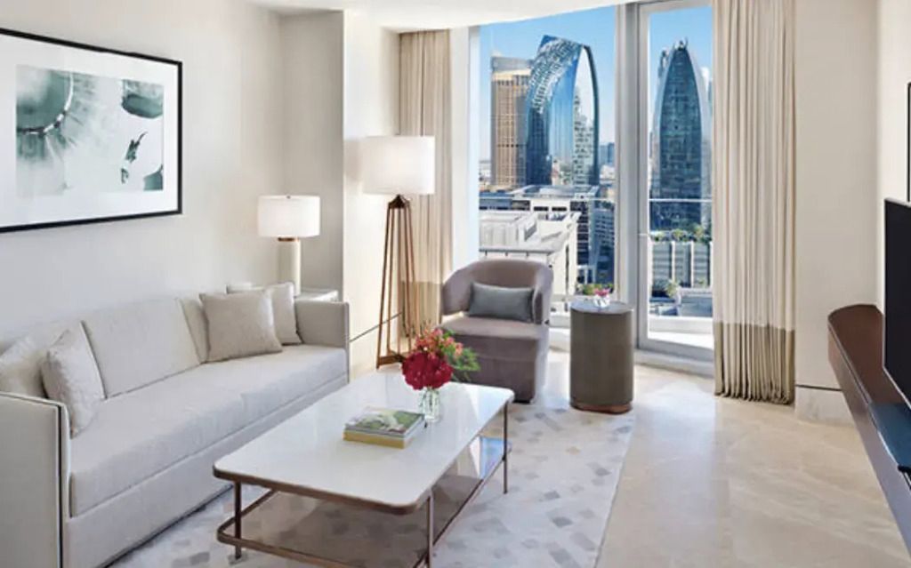 Wohnbereich einer luxuriösen Suite mit Stadtblick und stilvollem Dekor