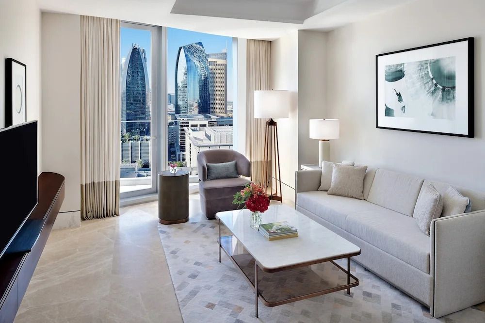 Gemütlicher Sitzbereich einer Suite mit Blick auf Dubais ikonische Architektur