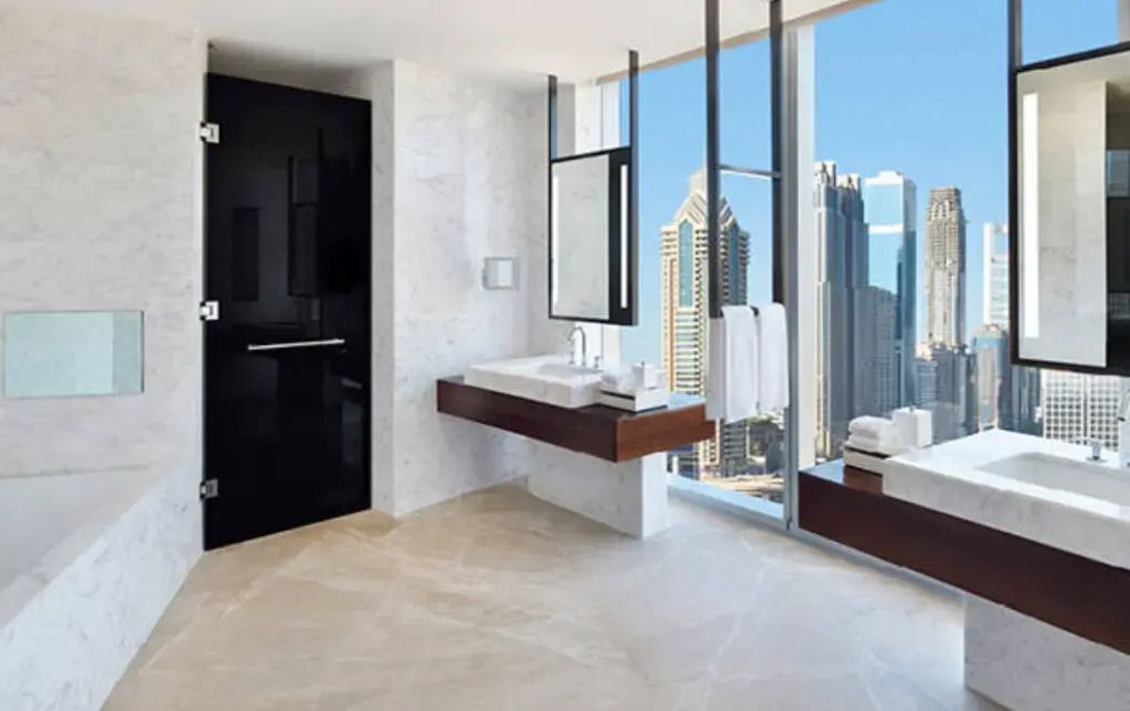 Modernes Badezimmer mit Stadtblick und luxuriöser Ausstattung