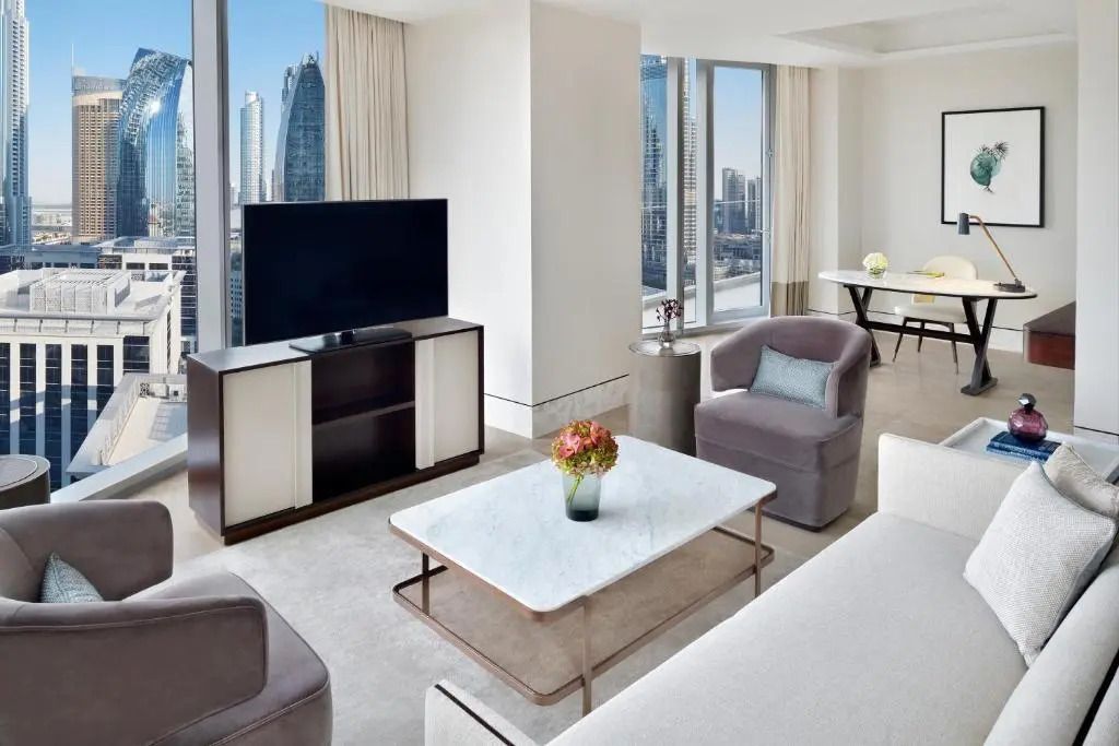 Geräumiges Wohnzimmer mit moderner Einrichtung und Blick auf Downtown Dubai.
