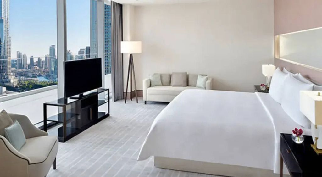 Helles Schlafzimmer in der Präsidenten Suite mit Stadtblick und modernen Möbeln