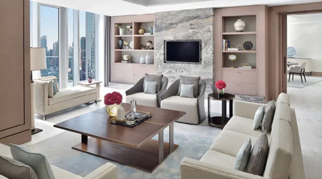 Geräumiges Wohnzimmer der Präsidenten Suite mit luxuriöser Ausstattung und Stadtblick