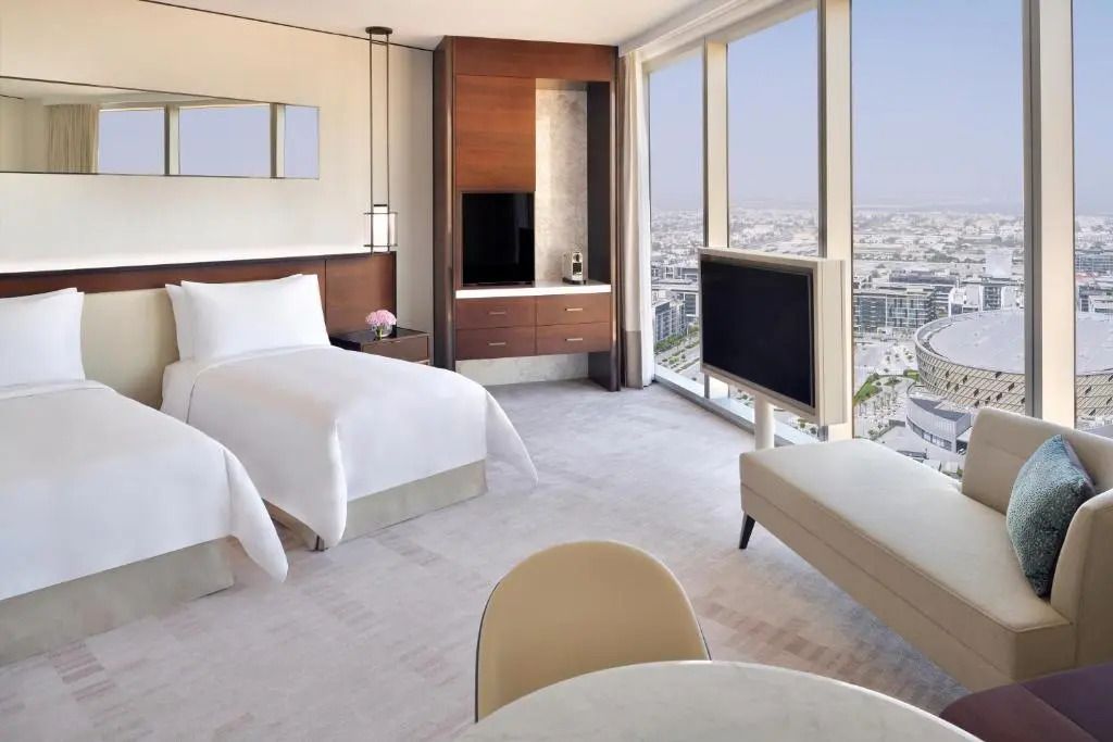 Hotelzimmer mit zwei Einzelbetten, modernem Dekor und weitem Stadtblick.