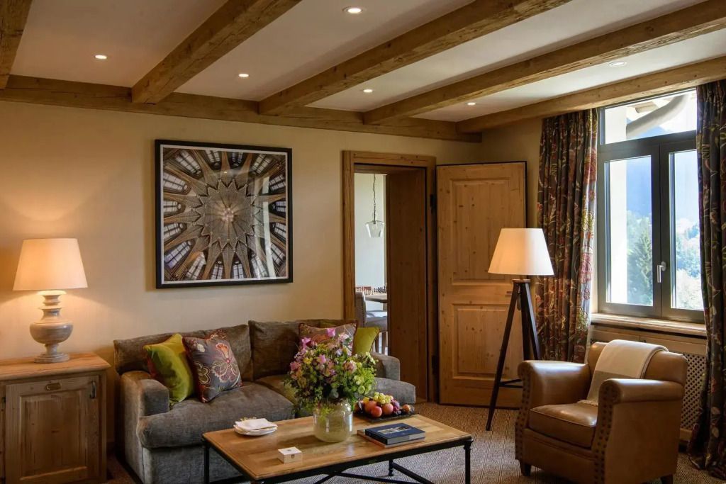 Wohnbereich der Alpine Suite mit Sofa und Dekoration