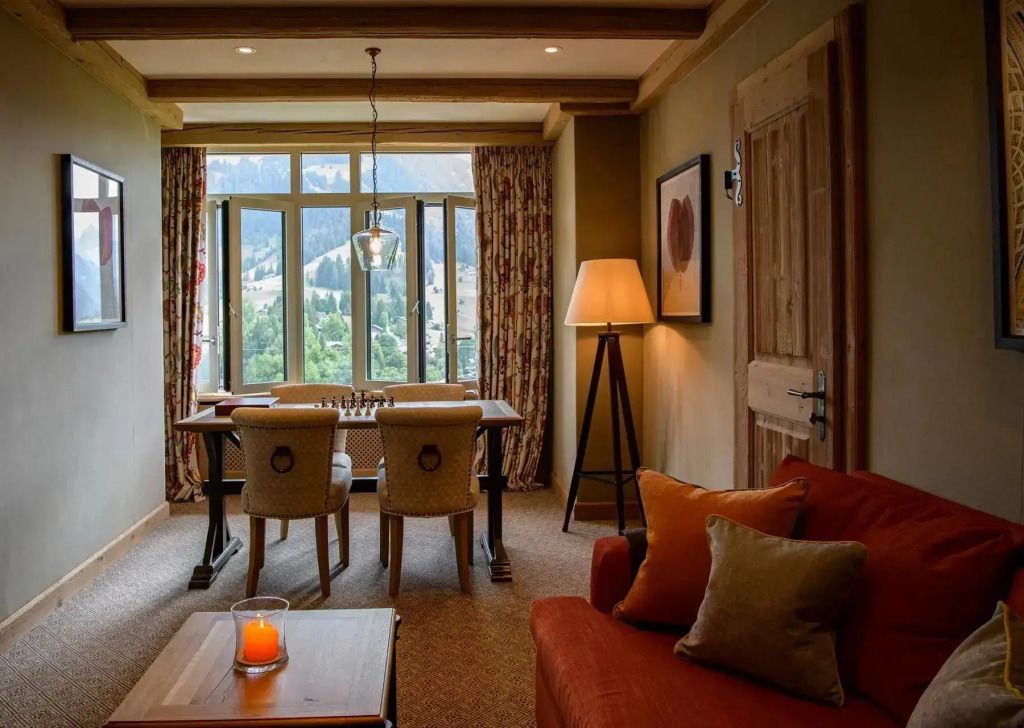 Essbereich der Suite mit großem Fenster und Bergblick