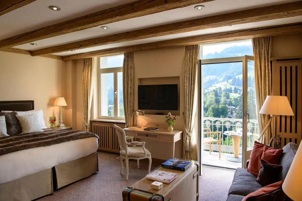 Luxuriöse Suite mit Bergblick von der Terrasse, Holzbalken und eleganter Inneneinrichtung