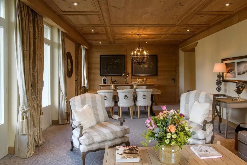 Gemütlicher Wohnbereich der Suite mit eleganten Möbeln und floralen Dekorationen