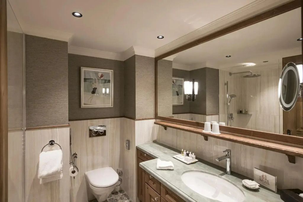 Modernes Badezimmer mit großem Spiegel und dezenter Beleuchtung
