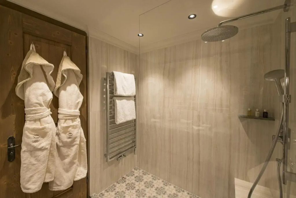 Große Dusche mit Regendusche und beheiztem Handtuchhalter