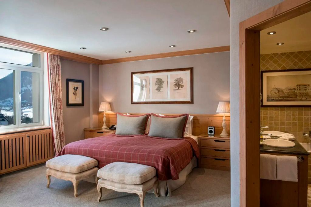 Geräumiges Schlafzimmer mit Doppelbett und eleganter Beleuchtung
