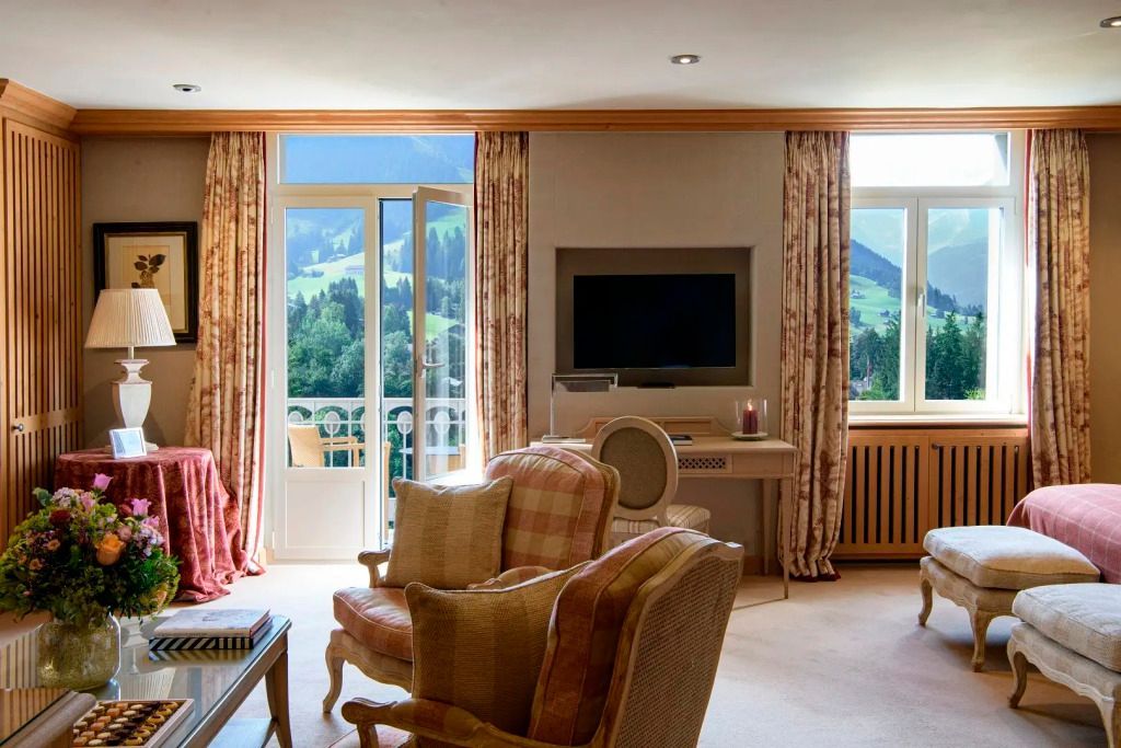 Atemberaubender Bergblick durch großzügige Fenster im Wohnzimmer