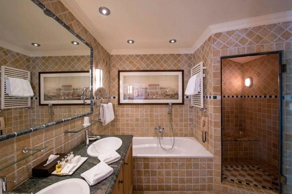 Luxuriöses Badezimmer mit Badewanne und edlen Fliesen