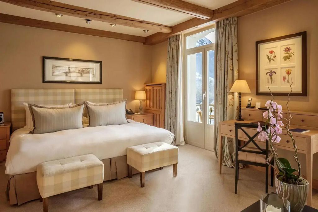 Helles Deluxe Doppelzimmer mit gemütlichem Doppelbett und Bergblick.