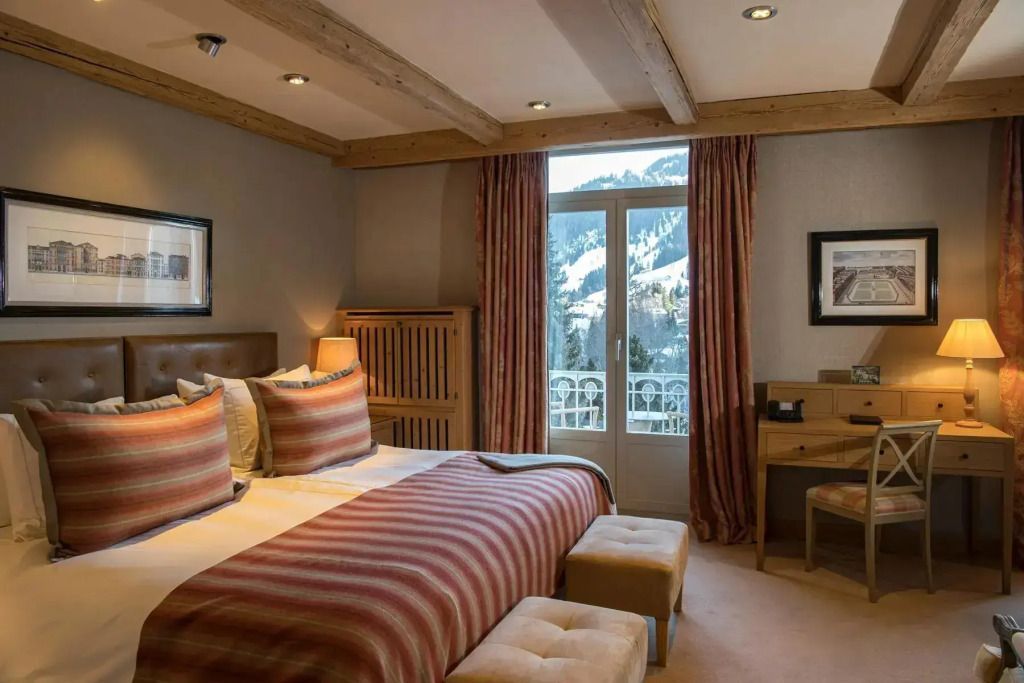 Komfortables Deluxe Doppelzimmer mit Bergblick und stilvoller Einrichtung.