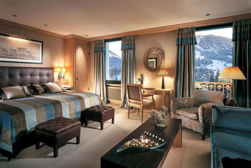 Luxuriöses Zimmer mit eleganter Einrichtung und Blick auf schneebedeckte Berge.