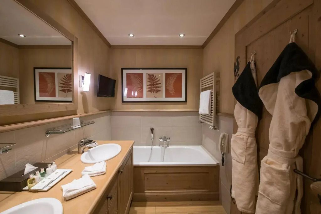 Elegantes Badezimmer mit Badewanne und moderner Dekoration.