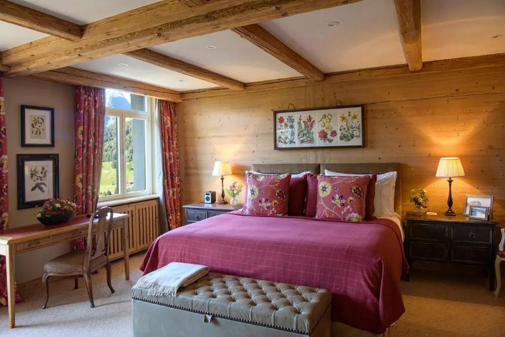 Deluxe Suite mit Holzdecke und Bergblick im Gstaad Palace