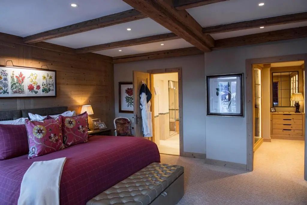 Schlafbereich der Deluxe Suite im Gstaad Palace mit Blick ins Badezimmer