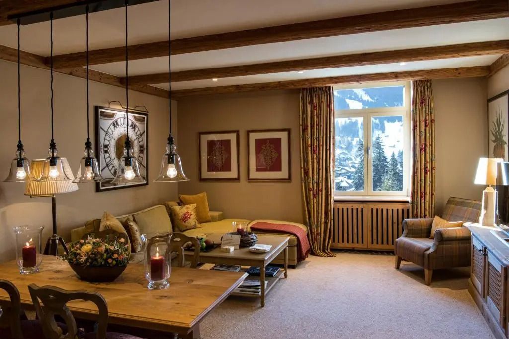 Wohnbereich der Deluxe Suite mit großer Fensterfront im Gstaad Palace