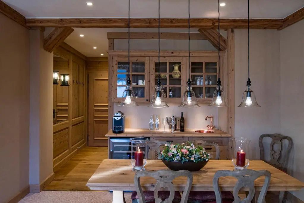 Essbereich der Deluxe Suite im Gstaad Palace mit Holzinterieur